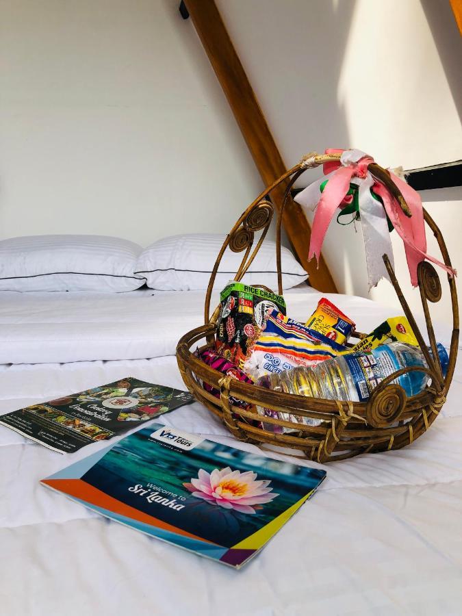The We2 "Wildwood Elegance Escape" Bed & Breakfast Induruwa Eksteriør bilde